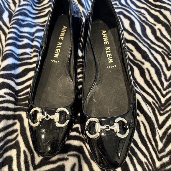 Anne Klein Cora Patent Leather Buckle Chain Detail Ballet Flats - Picture 1 of 6